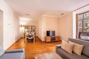 TV, offices - Elegant and historic 3BD in Pl Urquinaona! (Barcelona)