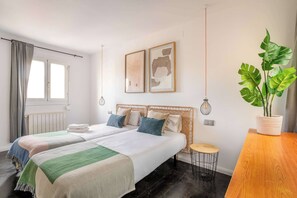 3 dormitoris, escriptori, planxa i posts de planxar i wifi