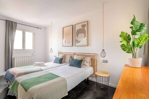 3 slaapkamers, een bureau, een strijkplank/strijkijzer, wifi