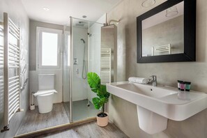 Een douche, een haardroger, handdoeken