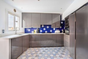 Frigorífic, microones, forn i placa de cuina