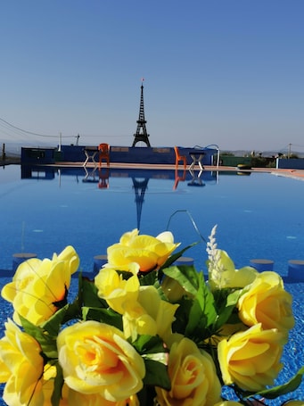 Outdoor pool. Come all, for an exceptional stay.