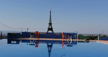 Come all, for an exceptional stay.
