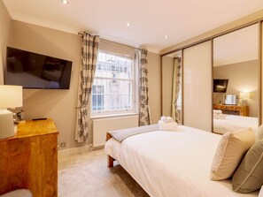 2 bedrooms, iron/ironing board, free WiFi, bed sheets - Lovely 2-bedroom flat in Pimlico w/ outdoor patio - Pass the Keys (London)