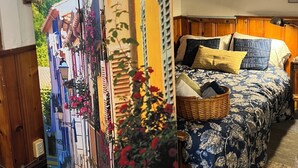 2 soverom, skrivebord, strykejern/-brett og reiseseng for barn