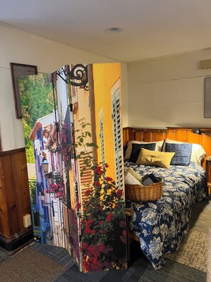 2 habitaciones, escritorio y tabla de planchar con plancha