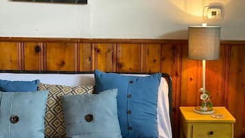 2 habitaciones, escritorio y tabla de planchar con plancha