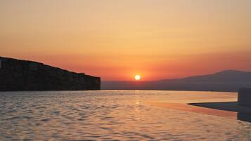 Suite, 2 slaapkamers, privézwembad, uitzicht op zee | Een minibar, een kluis op de kamer, een bureau, een laptopwerkplek