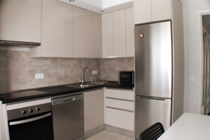 Kühlschrank, Mikrowelle, Ofen, Herdplatte