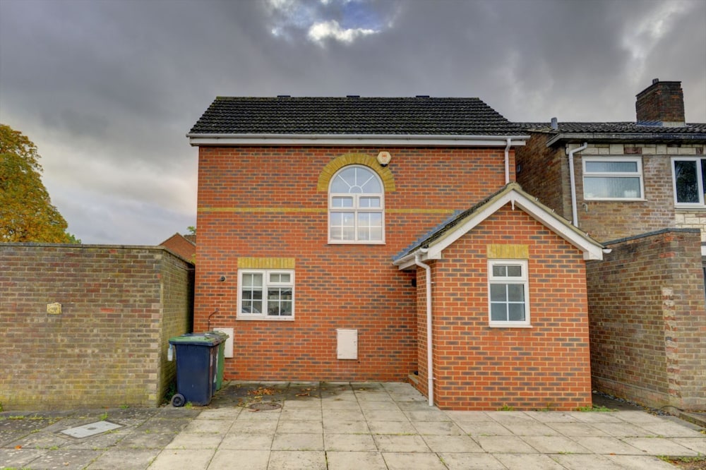 Snagge Court | A Calm Detached 2BR House I Parking & Garden | Pet Friendly | eco-Short Term Let by SILVA