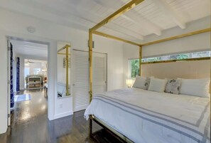 3 室のベッドルーム、WiFi (無料)、ベッドシーツ