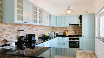 Jääkaappi, mikroaaltouuni, uuni, astianpesukone