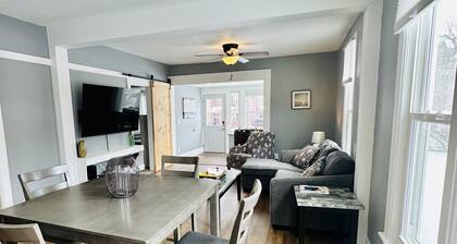 Cozy home near DT, Premier Center & Hospital- Foosball, 65"TV & Fenced Yard
