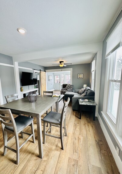 Cozy home near DT, Premier Center & Hospital- Foosball, 65"TV & Fenced Yard
