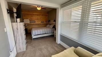 2 makuuhuonetta, työpöytä, silitysrauta/-lauta, ilmainen Wi-Fi