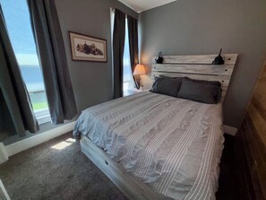 2 slaapkamers, een bureau, een strijkplank/strijkijzer, gratis wifi