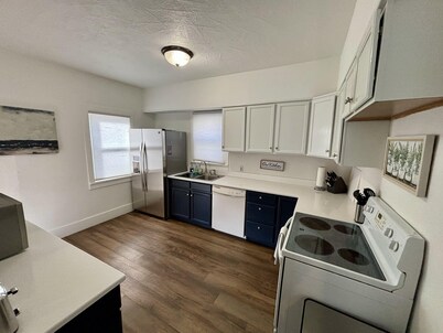 Cozy home near DT, Premier Center & Hospital- Foosball, 65"TV & Fenced Yard