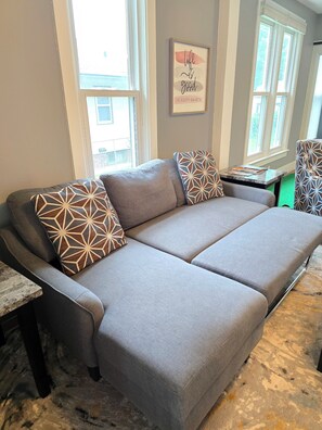 スマートテレビ、テレビゲーム、テーブルサッカー台、書庫