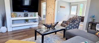 Cozy home near DT, Premier Center: 65"TV, Foosball, Mini Golf + Fenced Yard