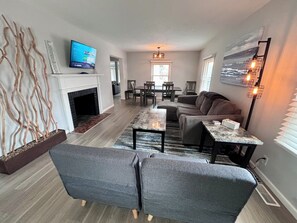 Smart TV, video games, foosball, books - Spacious 4-BR, 2.5 Bath vacation home: Foosball, 65" TV, Golf, 4 Season Room (Sioux Falls)