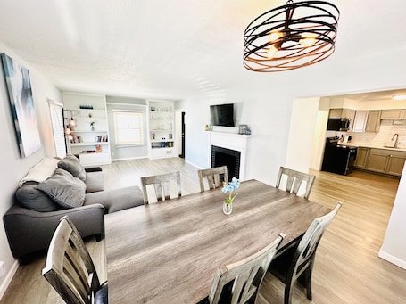 Interior. Spacious 4-BR, 2.5 Bath vacation home: Foosball, 65" TV, Golf, 4 Season Room