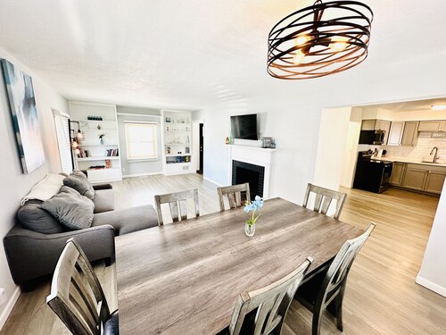 Spacious 4-BR, 2.5 Bath vacation home: Foosball, 65" TV, Golf, 4 Season Room