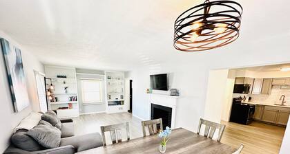 Spacious 4-BR, 2.5 Bath vacation home: Foosball, 65" TV, Golf, 4 Season Room