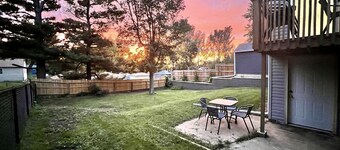 4-bedroom vacation home: Sleeps 13. Foosball, 65" TV, Golf, 4 Season Room