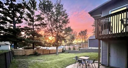 4-bedroom vacation home: Sleeps 13. Foosball, 65" TV, Golf, 4 Season Room