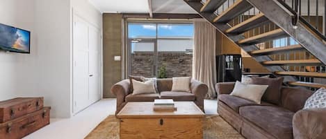 TV, fireplace