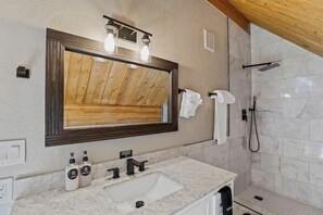 Chuveiro, produtos de toalete grátis, secador de cabelo 
