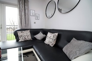 TV, Netflix, streaming services - Stunning sea views - Barry's Retreat by Tŷ SA (Barry)