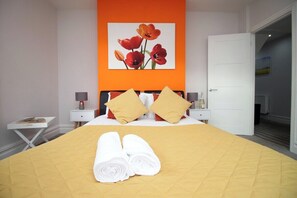 3 bedrooms, iron/ironing board, free Internet, bed sheets - Stunning sea views - Barry's Retreat by Tŷ SA (Barry)
