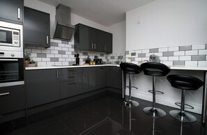 Refrigerador, microondas, horno y parrilla de estufa 