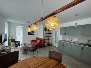 Televisión, reproductor de DVD, libros y biblioteca musical 