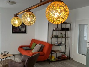 Televisión, reproductor de DVD, libros y biblioteca musical 