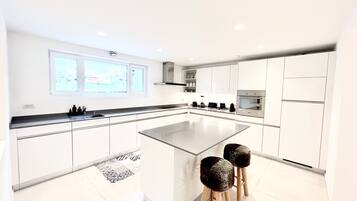 冰箱、微波炉、烤箱、炉灶