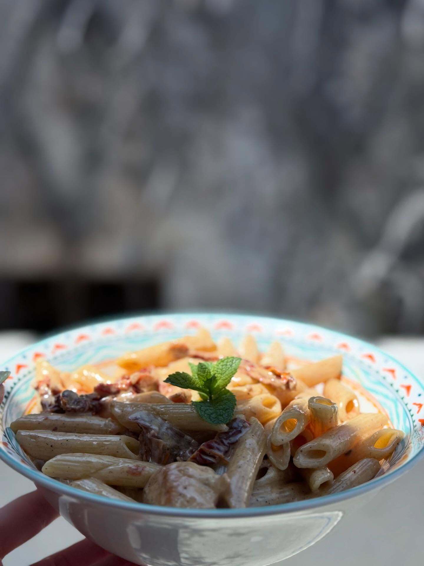 Pasta-annos, jonka päällä on koristeeksi tuoretta minttua.