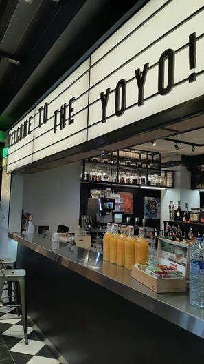A bar area with a sign that reads "WELCOME TO THE YOYO!" and a counter with various beverages and bottles. - travelski home select - Résidence Yoonly & Friends - FLEX Studio 4 personnes (Risoul)