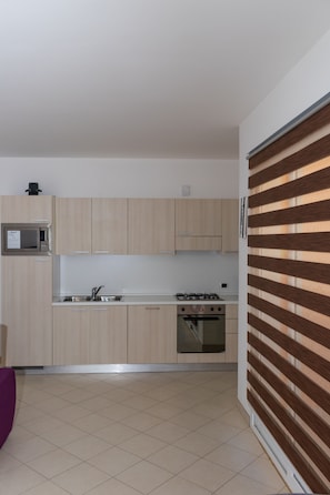 Frigorífico, microondas, horno y placa de cocina