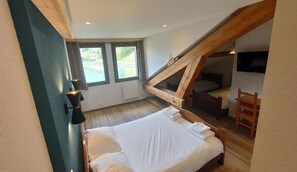 舒适四人房 | 客房内保险箱、遮光窗帘、旅行婴儿床、免费 WiFi