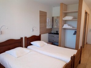 Comfort Double or Twin Room | In-room safe, blackout drapes, travel crib, free WiFi - Espace Morteau (Morteau)