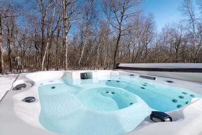 Modern Estate★Private Pool!★7 Bed/3 Bath★Hot Tub★Movie Theater!★Game room★PETS!