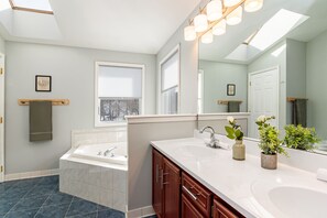 Duschwanne, Haartrockner, Bidet, Handtücher