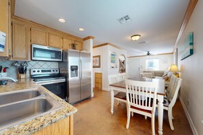 Een koelkast, een magnetron, een oven, een kookplaat