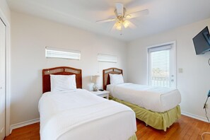4 bedrooms, free WiFi, bed sheets - Shared Heated Pool, Garage Access, Pet Friendly, Golf Cart Access (Port Aransas)