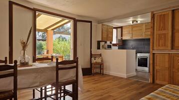 2 bedrooms, desk, iron/ironing board, travel crib