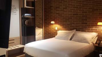 5 bedrooms, in-room safe, desk, free WiFi