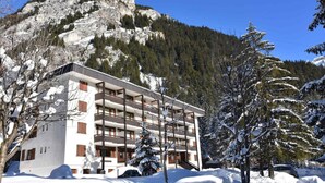 A modern multi-story hotel with balconies, set against a mountainous backdrop. - 3rd floor, balcony, tv, 64m², Pralognan-la-Vanoise (Pralognan-la-Vanoise)
