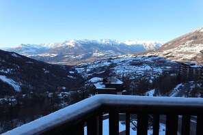 A mountain view with snow-covered peaks and a town below. - Ski-in/ski-out & foot of the slopes, 7th floor, view valley, balcony, tv, 28m², Les Orres (Les Orres)